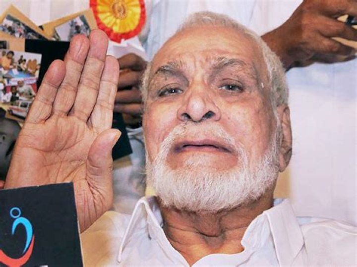 Where kader khan is buried?